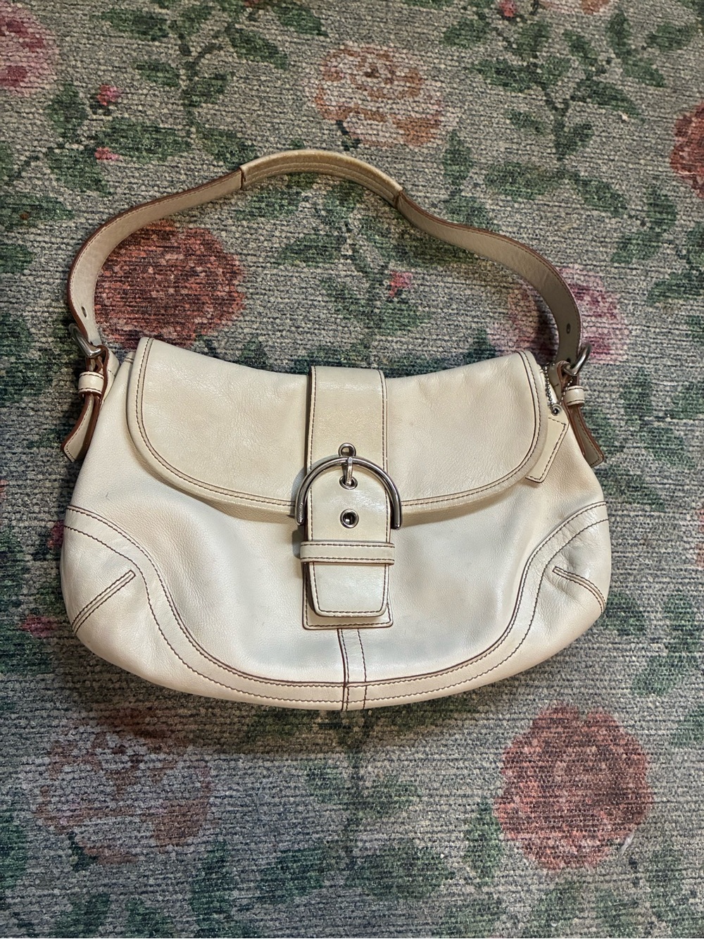 Cream coach soho bag 
 Vintage Y2K leather soho buckle bag 🤍